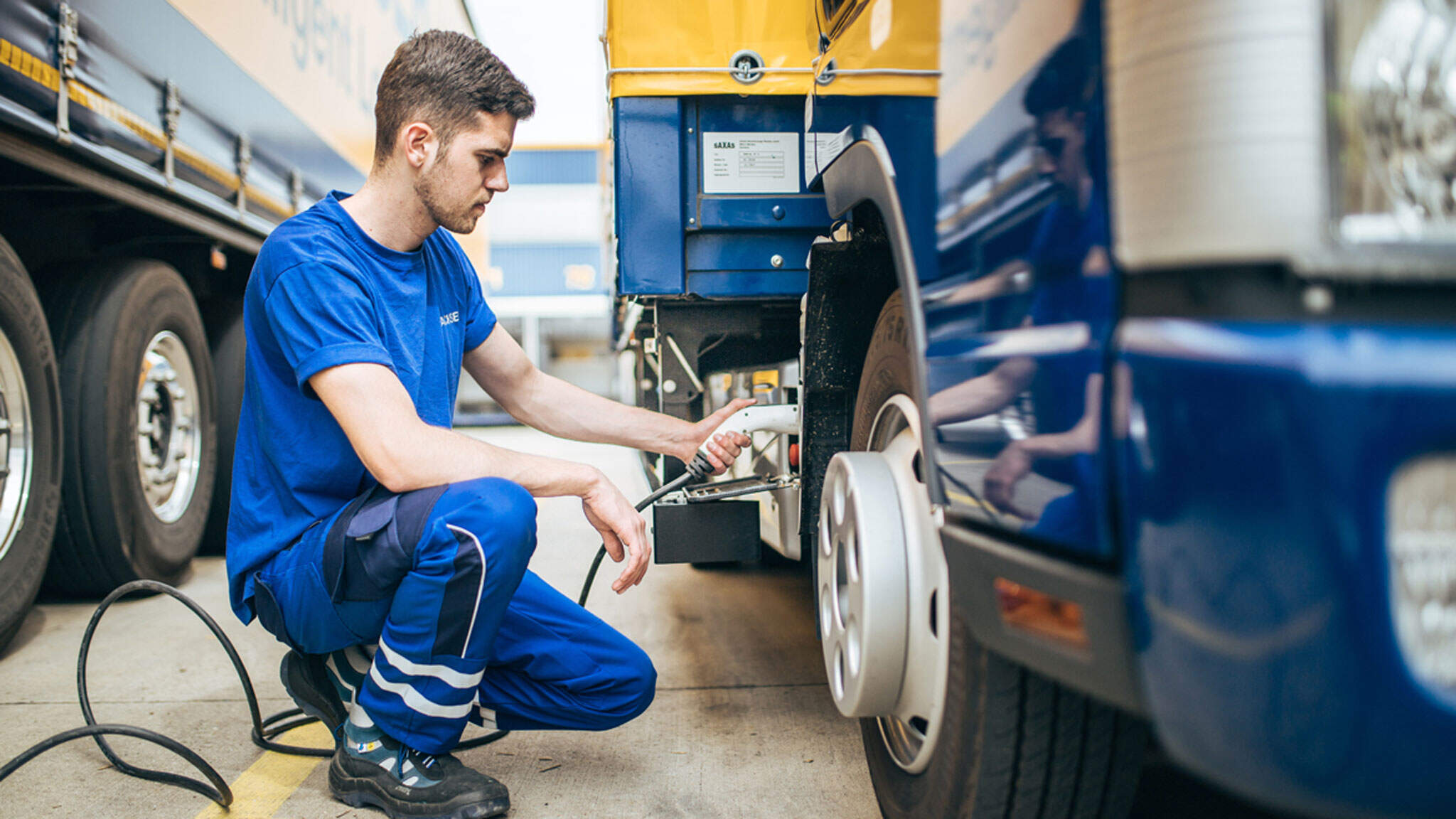 Große und schwere Sendungen werden, wo die Verkehrssituation dies zulässt, direkt mit dem e-Lkw ausgeliefert. Große und schwere Sendungen werden, wo die Verkehrssituation dies zulässt, direkt mit dem e-Lkw ausgeliefert.