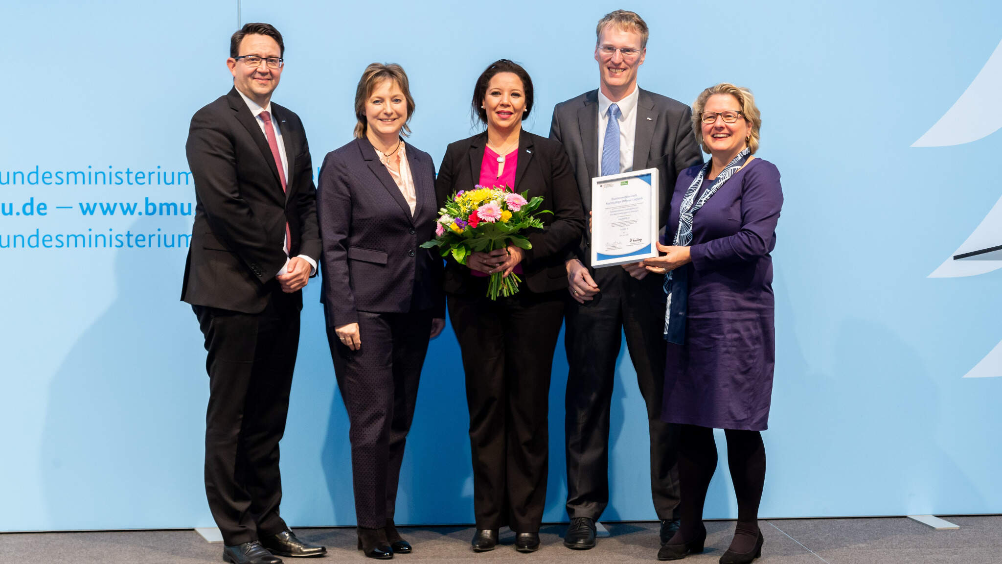 vlnr: Stefan Hohm, DACHSER, Dr. Petra Seebauer, Herausgeberin des Fachmagazins Logistik Heute, Hella Abidi, Andre Kranke, DACHSER, Svenja Schulze, Bundesministerin für Umwelt, Naturschutz und nukleare Sicherheit (BMU). Bild: BMU, Heiko Adrian