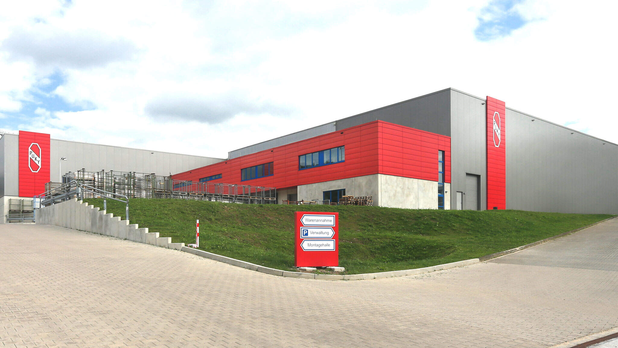 Pukys Logistikzentrum und Montagehalle in Wülfrath. Pukys Logistikzentrum und Montagehalle in Wülfrath.